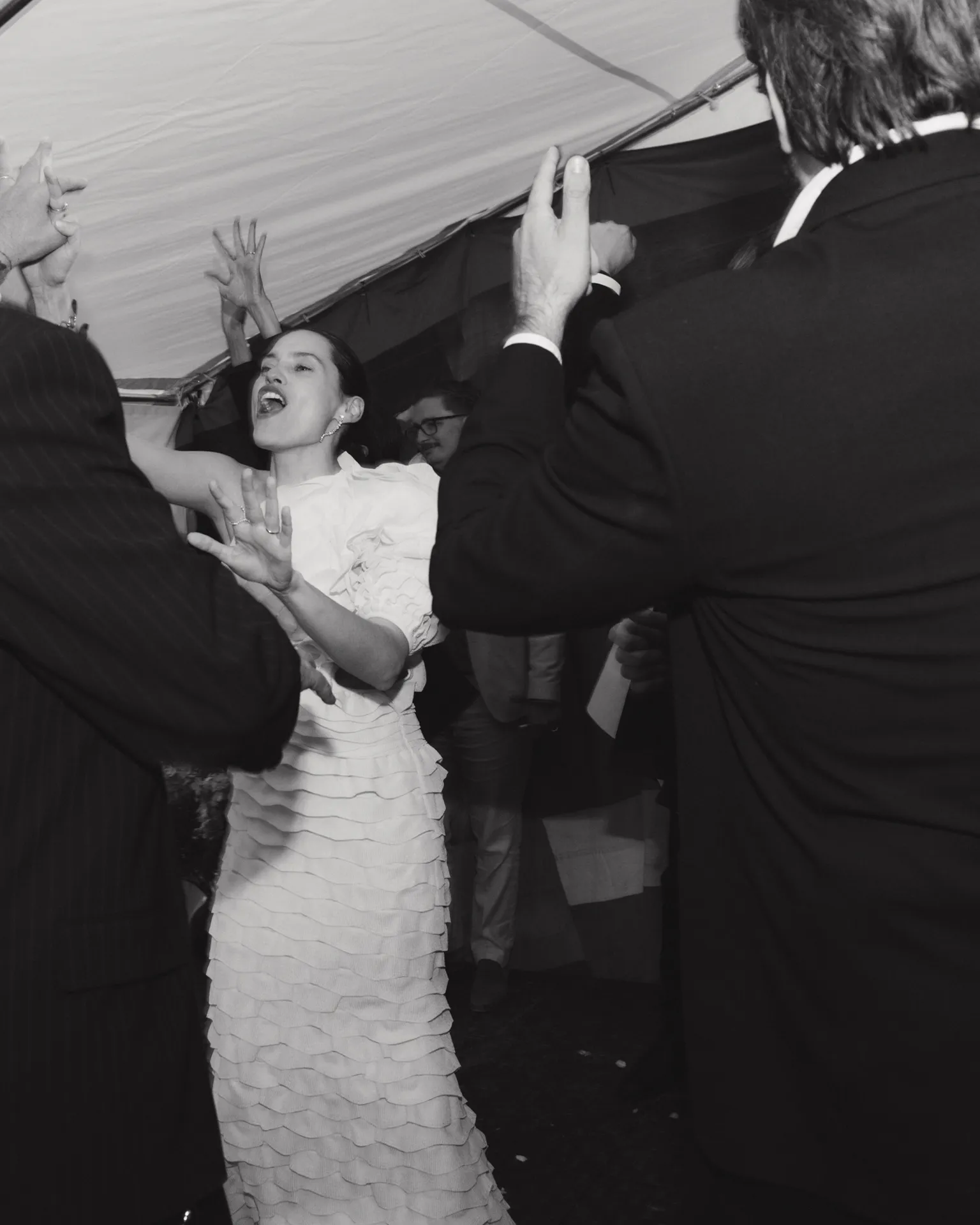 dansen en zingen op de bruiloft