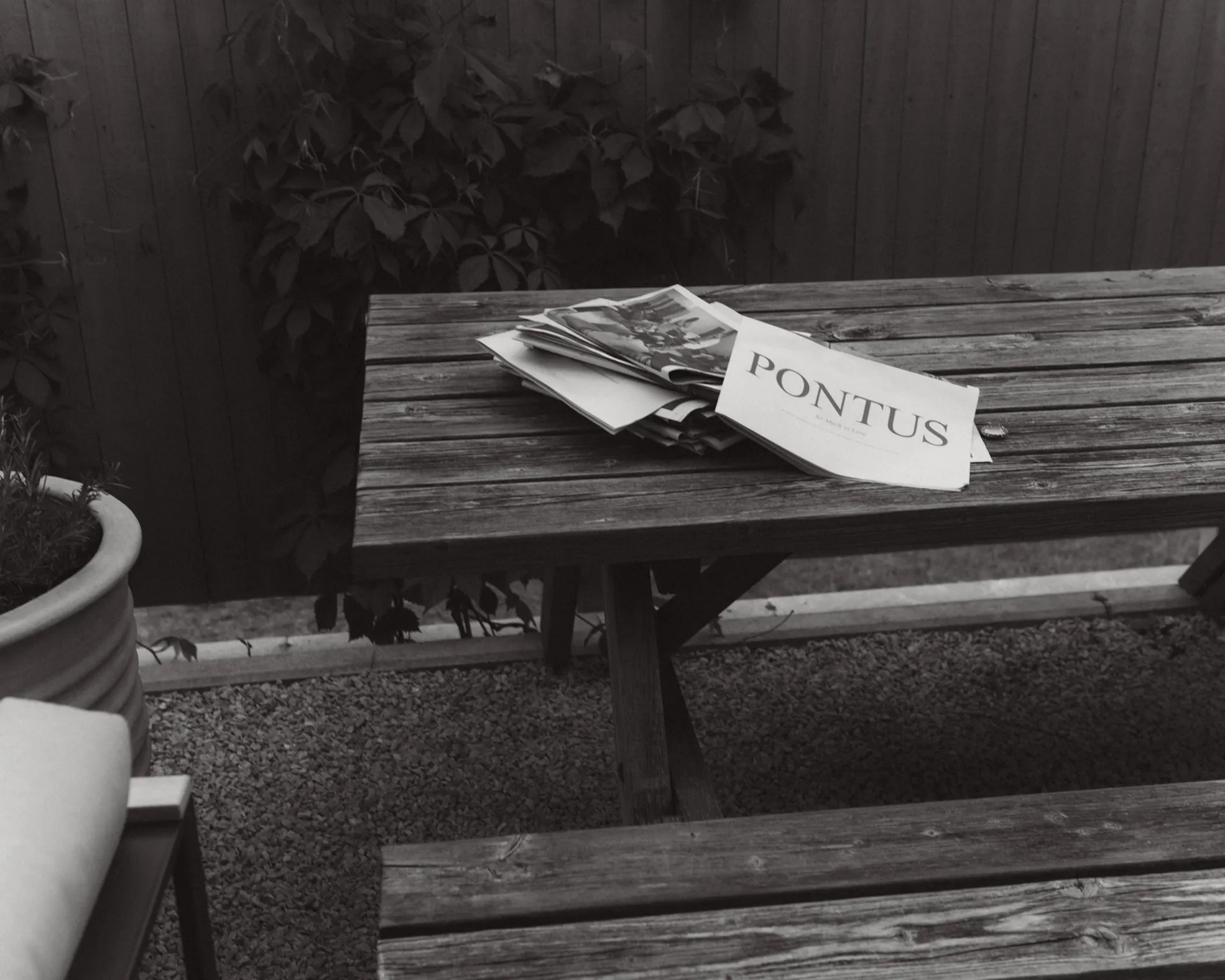 krant gemaakt door vriend van Pontus' vriend met foto's van zijn bachelor party