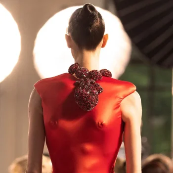 dit-is-het-verhaal-achter-schiaparellis-kloppende-hartketting-353671