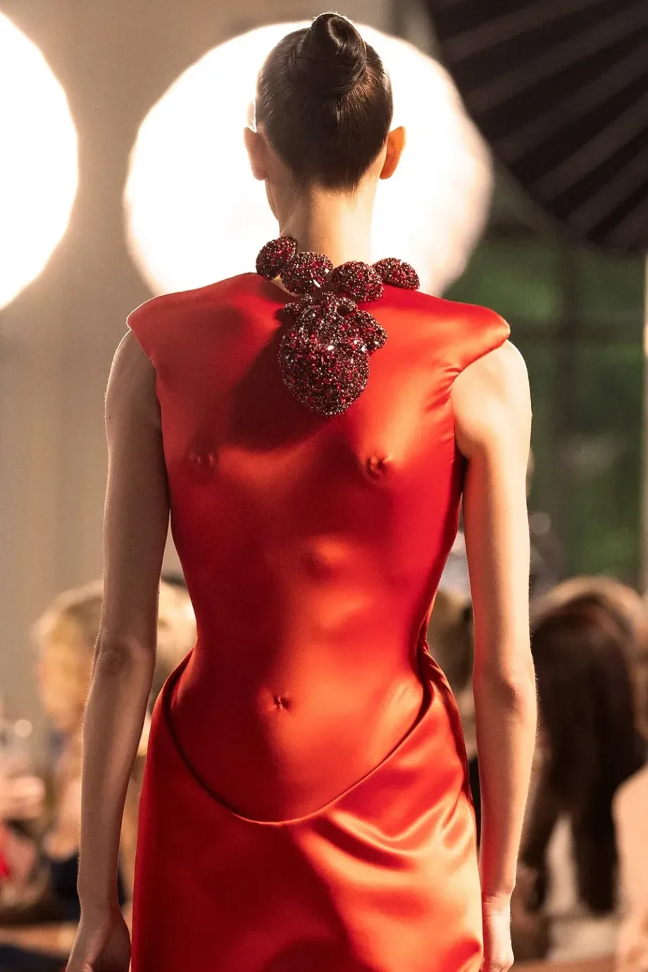 dit-is-het-verhaal-achter-schiaparellis-kloppende-hartketting-353671