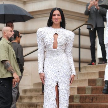 dua-lipa-straalt-in-sculpturale-witte-jurk-van-schiaparelli-tijdens-paris-couture-week-353484