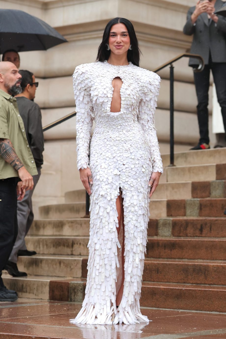 dua-lipa-straalt-in-sculpturale-witte-jurk-van-schiaparelli-tijdens-paris-couture-week-353484
