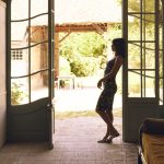 Jeanne Damas in de deuropening van haar woning