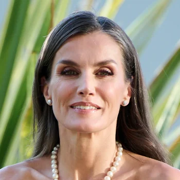 koningin-letizia-pronkt-met-haar-eenvoudigste-maar-stijlvolle-strapless-jurk-354154