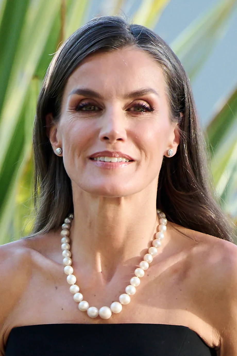 koningin-letizia-pronkt-met-haar-eenvoudigste-maar-stijlvolle-strapless-jurk-354154