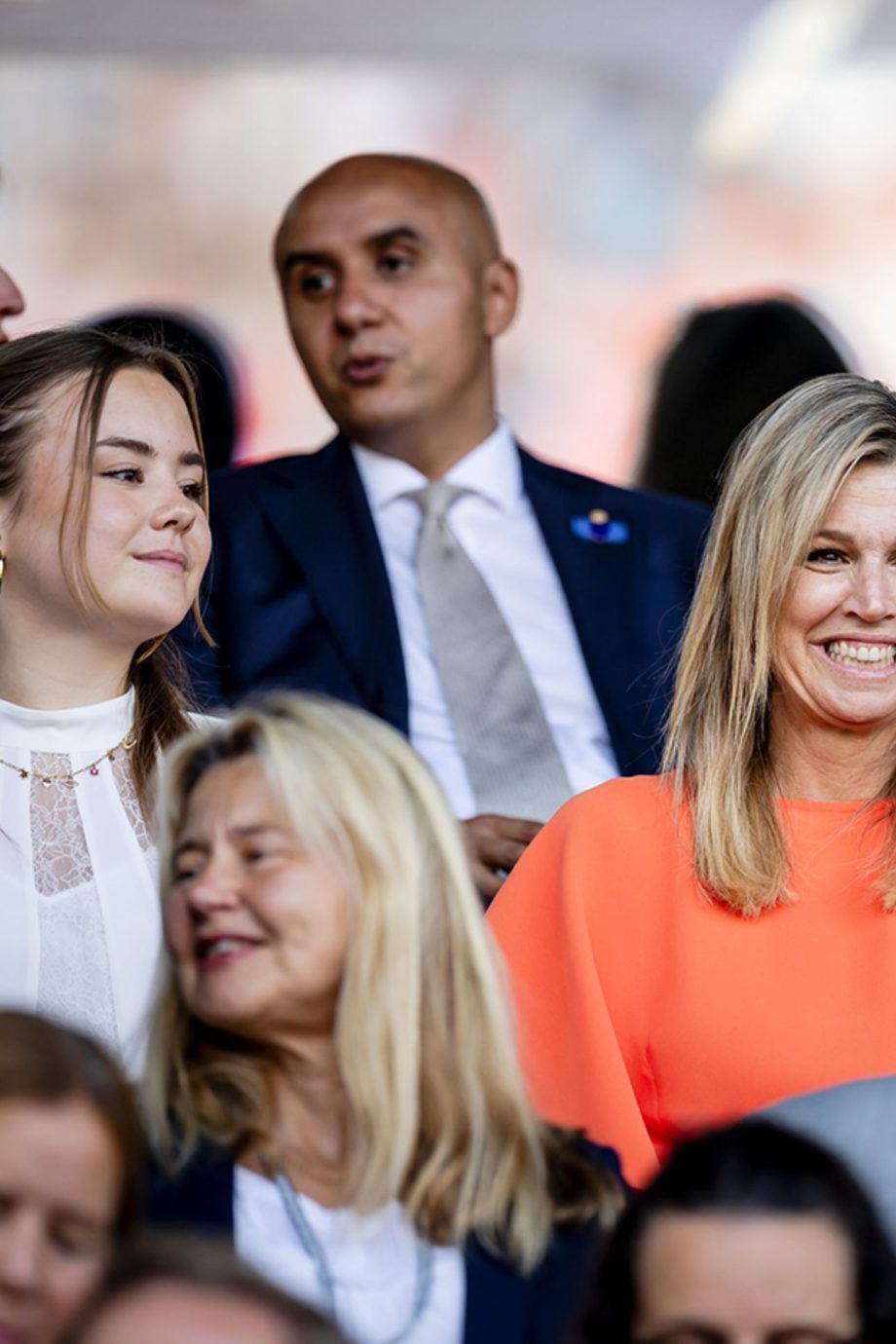 koningin-maxima-en-prinses-ariane-wonen-eerste-ek-wedstrijd-van-de-oranjeleeuwinnen-bij-353391