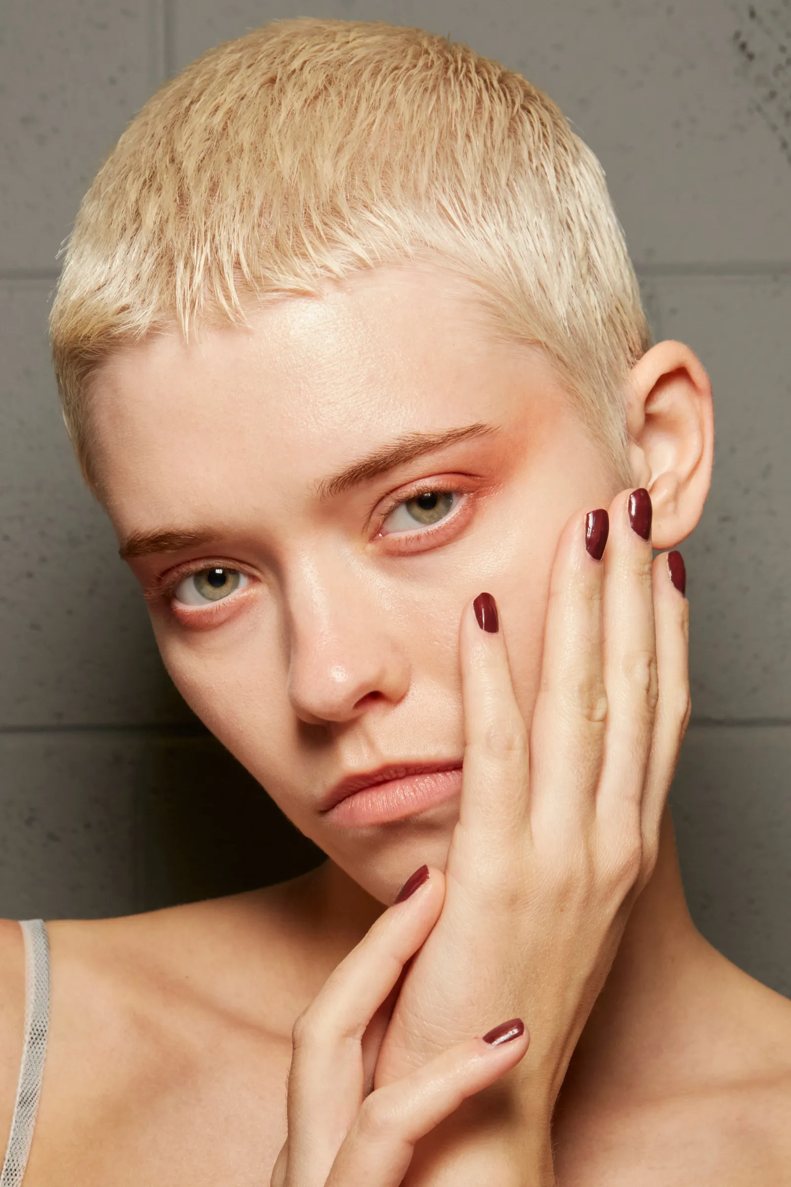 Vrouw heeft een korte manicure