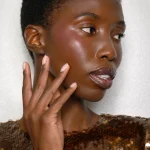 Model met korte nagels