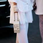 Vrouw draagt een tas in de vorm van een melkpak van Chanel