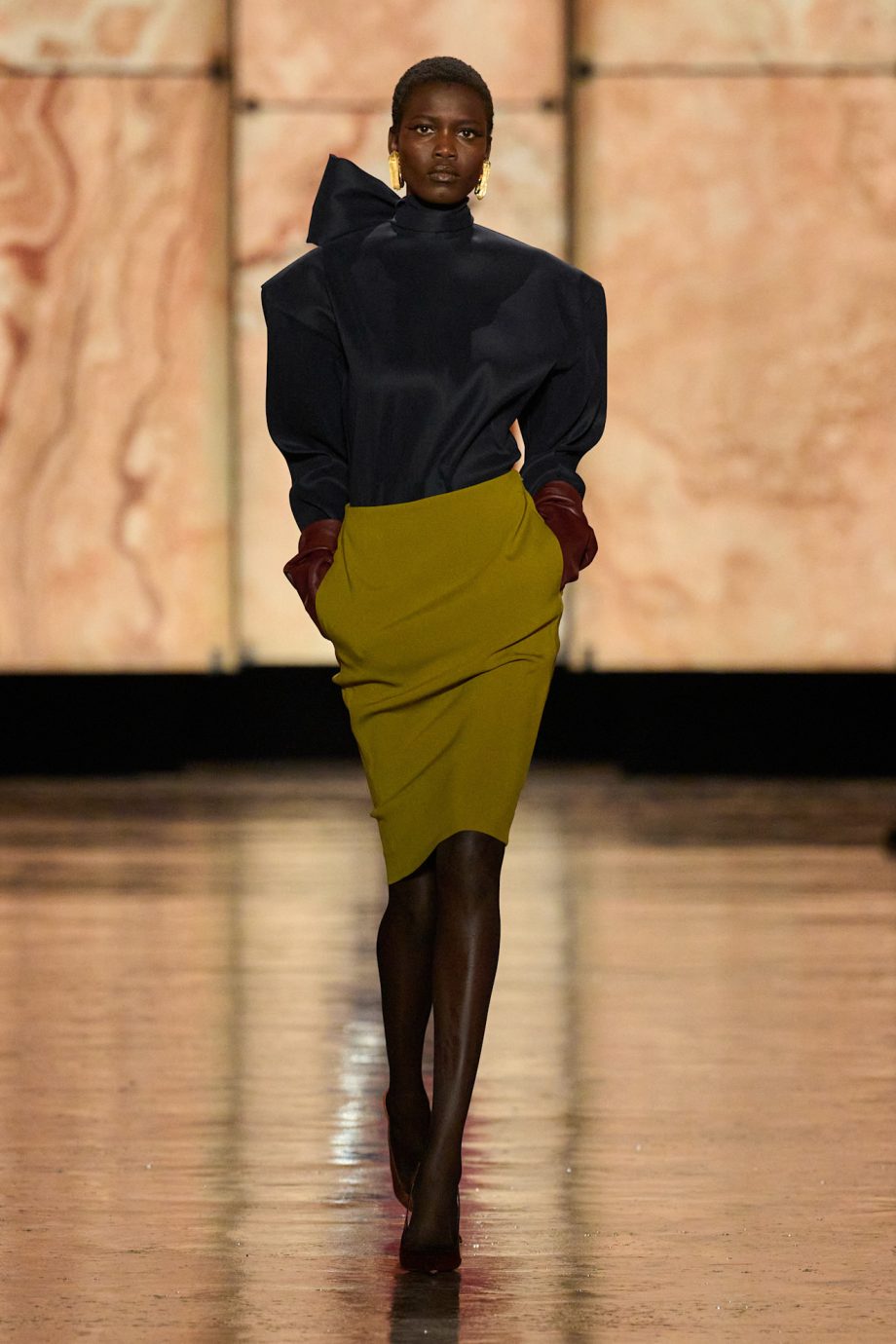 deze-kantoorklassieker-is-niet-langer-het-brave-kledingstuk-in-je-garderobe-353995