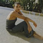 Vrouw zit in de zon.