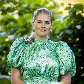 prinses-amalia-straalt-in-bordeauxrode-jurk-tijdens-diploma-uitreiking-354672