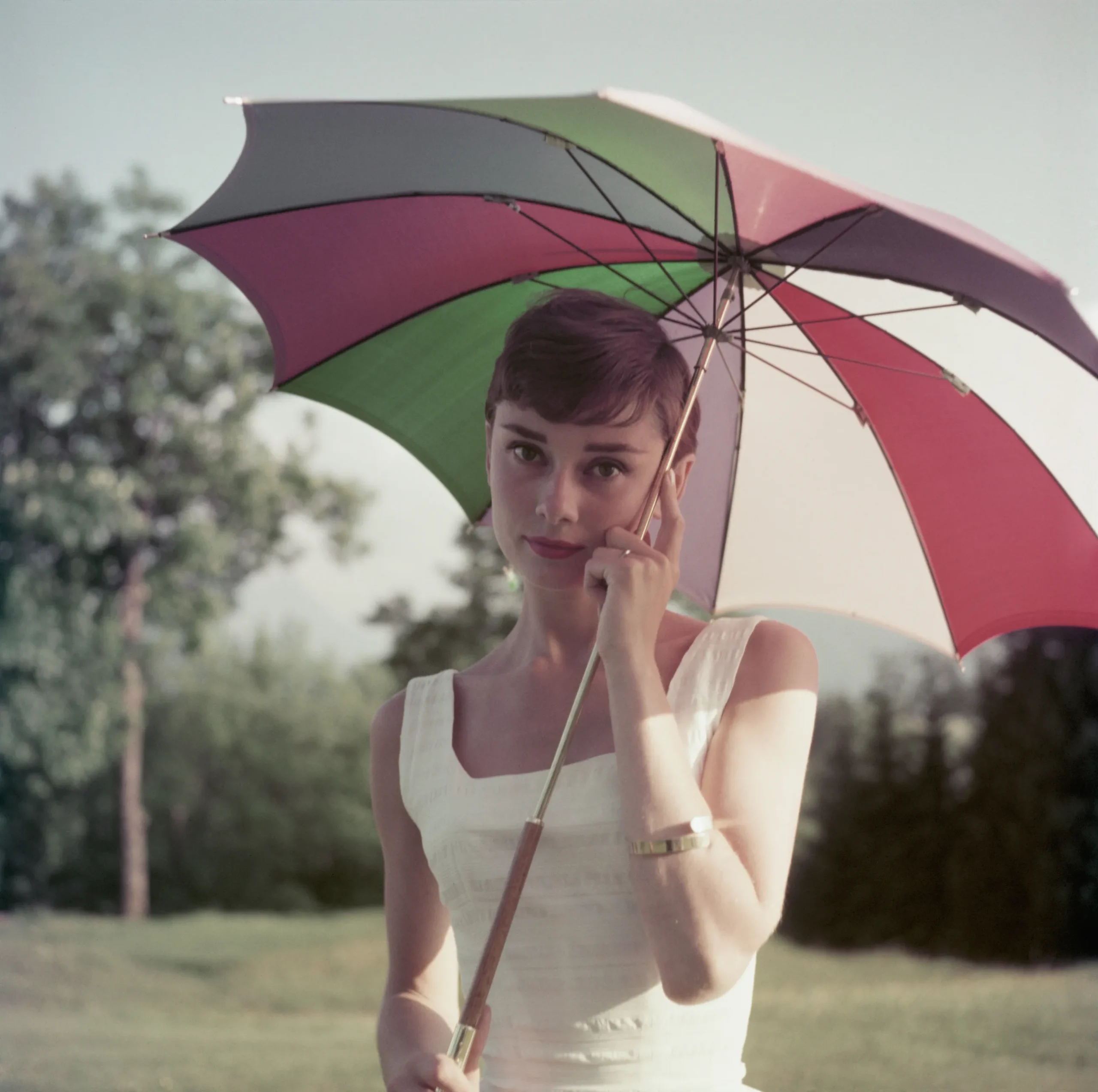 Audrey Hepburn op een golfbaan in het Bürgenstock Resort in Zwitserland, 1954.