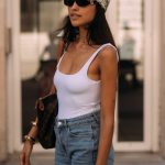 Een vrouw in Parijs draagt een bandana als haarband