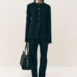 Een model draagt een blazer zonder kraag