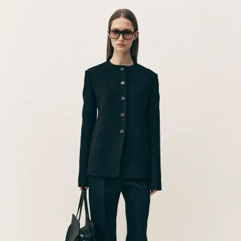 deze-blazer-is-de-nieuwe-favoriet-van-minimalistische-modeliefhebbers-356952