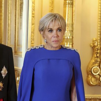 de-capejurk-van-brigitte-macron-doet-denken-aan-deze-iconische-maxima-look-353978