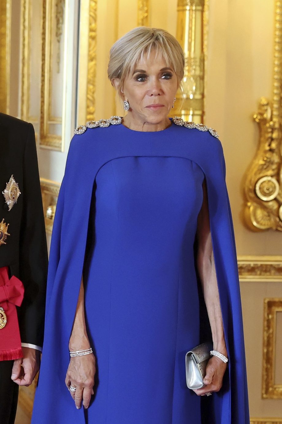de-capejurk-van-brigitte-macron-doet-denken-aan-deze-iconische-maxima-look-353978