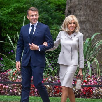 brigitte-macron-draagt-deze-door-prinses-diana-geliefde-tas-354135