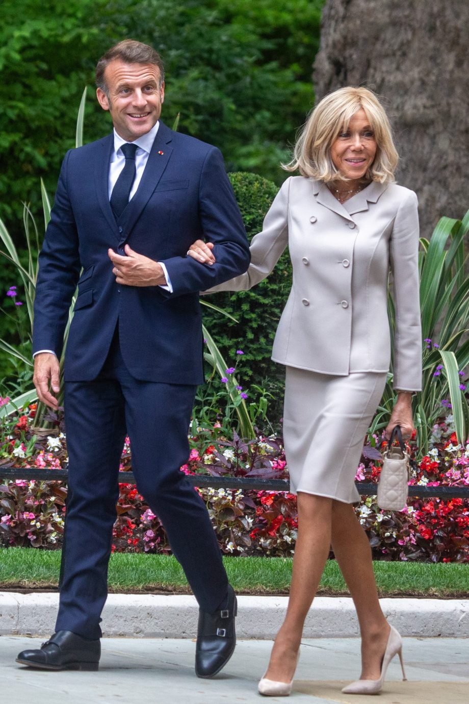 brigitte-macron-draagt-deze-door-prinses-diana-geliefde-tas-354135