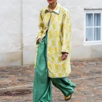 Streetstylefoto met vrouw in een satijnen broek