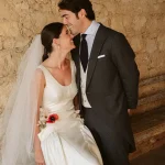 Een Spaanse bruid stopt haar bruidsboeket in de zakken van haar jurk