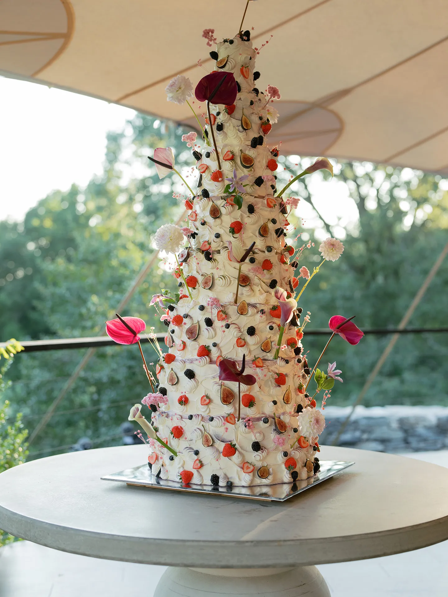 Bruidstaart met bloemen en acht lagen van Alexandria van Starrenburg en James “Bud” Vallely