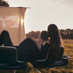 Gisele Azad en Rudmer van Hulzen in een buitenbioscoop voor Vogue Living