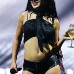 Charli XCX tijdens een van haar optredens