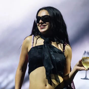 charli-xcxs-klassieke-bruidsjurk-was-allesbehalve-brat-355335