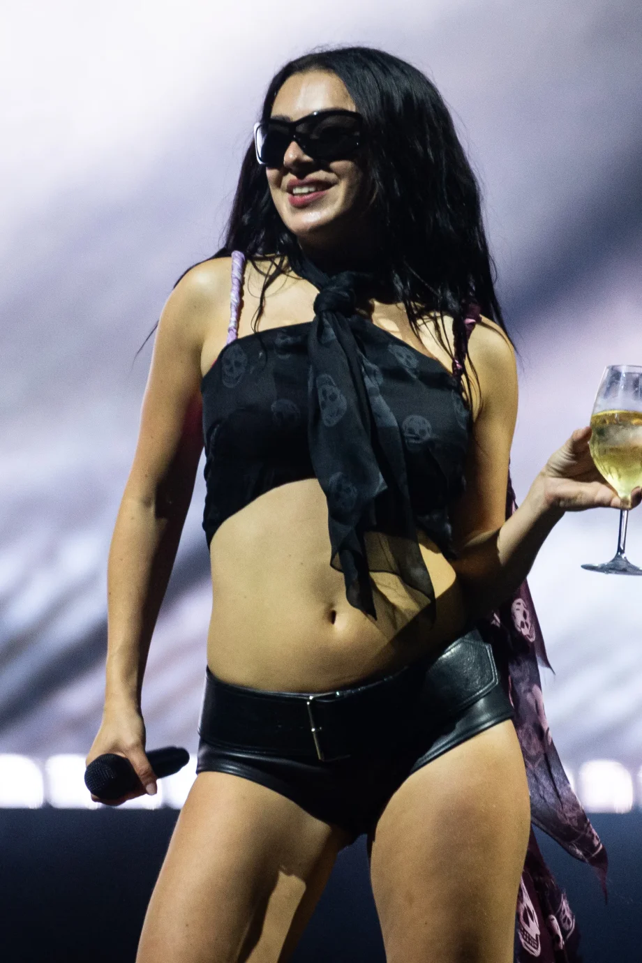 charli-xcxs-klassieke-bruidsjurk-was-allesbehalve-brat-355335