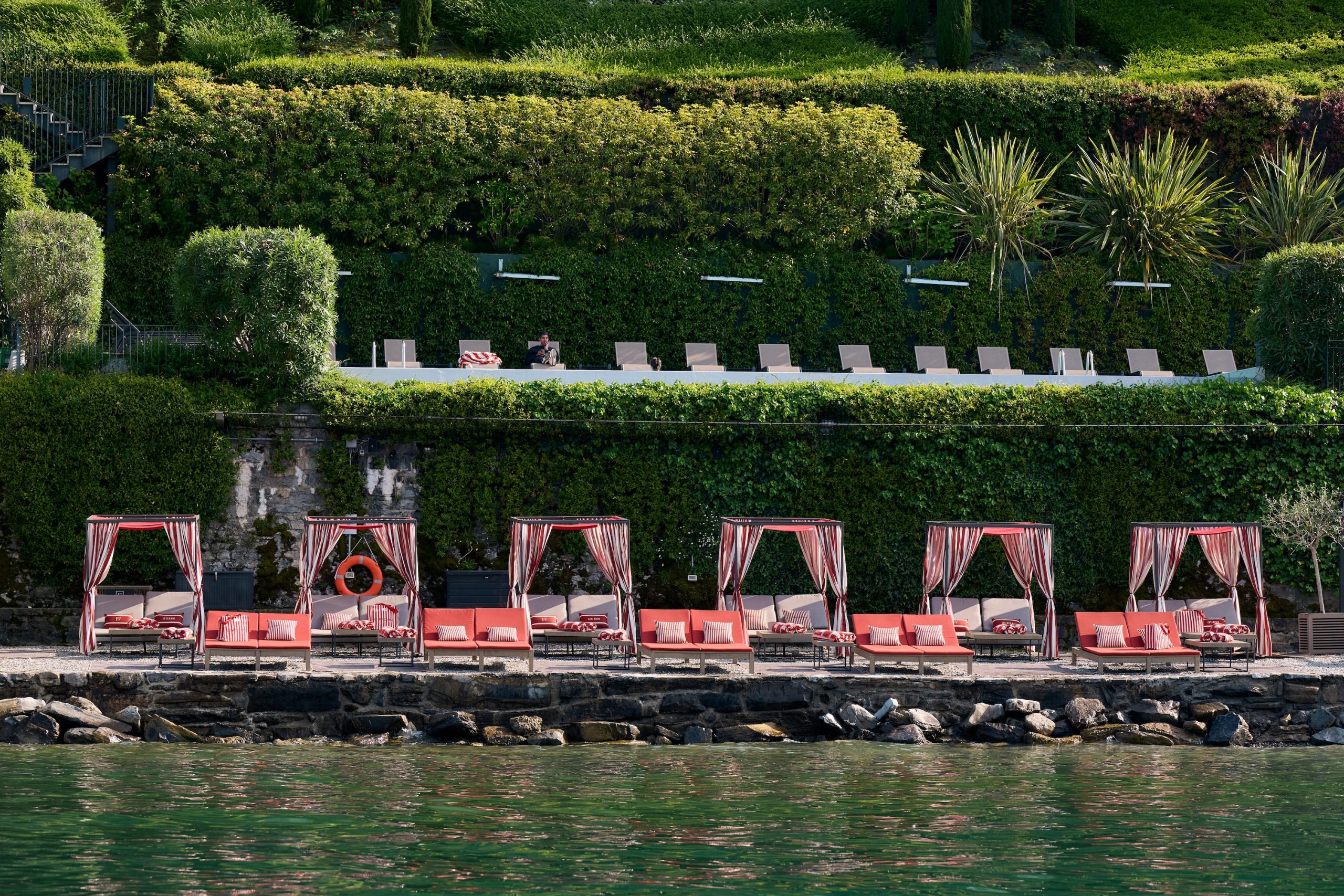 Guess-beachclub aan Lake Como