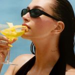 Hailey Bieber houdt een lemontini vast in een Rhode-campagne