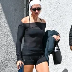 Hailey Bieber draagt slippers van Justins merk naar Pilates-les