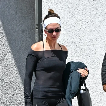 hailey-bieber-draagt-justins-uitverkochte-slippers-naar-haar-pilatesles-355894