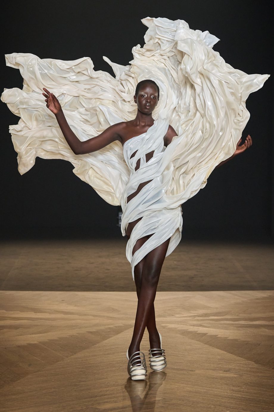 deze-tentoonstelling-over-iris-van-herpen-opent-binnenkort-in-rotterdam-355442