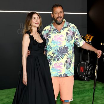 zo-denkt-de-vrouw-van-adam-sandler-over-zijn-comfortabele-stijl-356021
