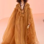 Een kaftan op de lente/zomer 2025-catwalk van Zimmermann