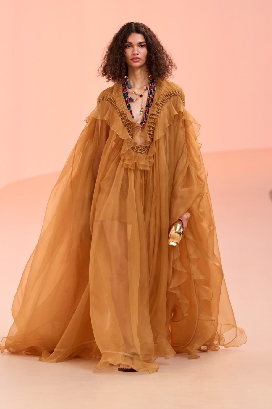 de-kaftan-is-de-perfecte-jurk-om-naar-een-zomerbruiloft-te-dragen-354845