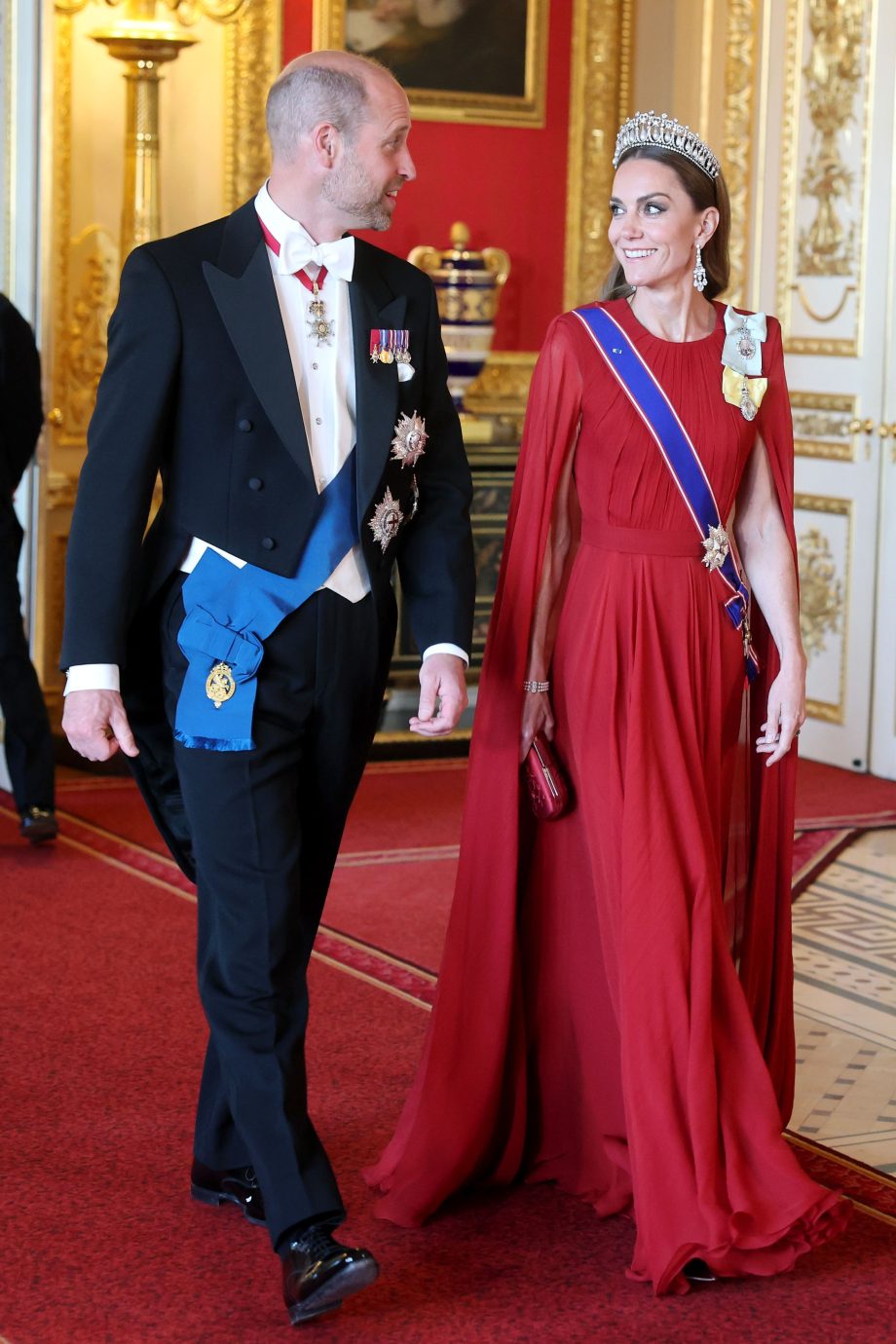kate-middleton-schittert-in-sarah-burtons-givenchy-tijdens-staatsbanket-353848