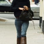 Kate Moss draagt slouchy laarzen