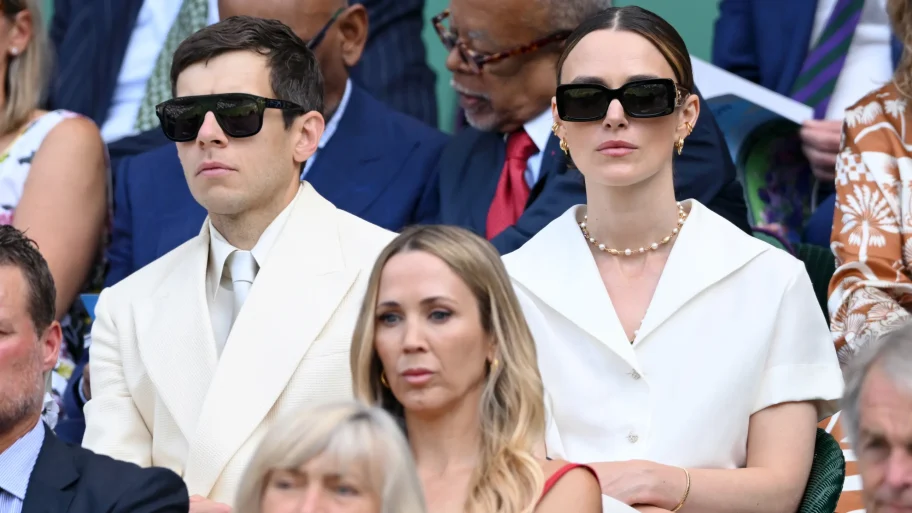 keira-knightley-en-james-righton-twinnen-op-de-tribune-van-wimbledon-2025-354455