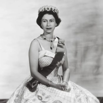de-grootste-tentoonstelling-ooit-over-koningin-elizabeths-garderobe-komt-eraan-356036