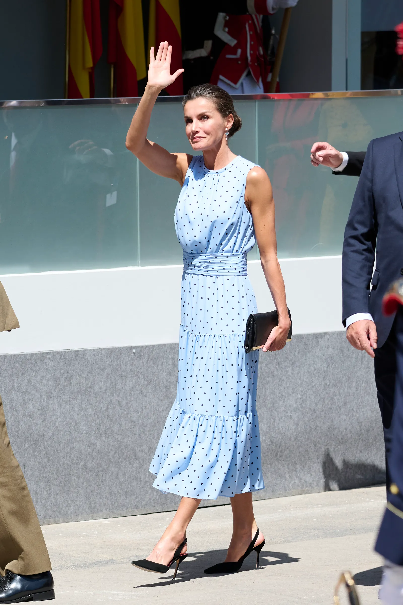 Koningin Letizia draagt blauwe jurk met polkadots