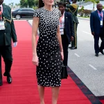 Koningin Letizia draagt zwarte jurk met polkadots