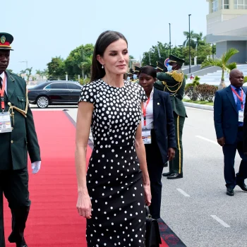 onze-favoriete-jurken-met-polkadots-van-koningin-letizia-op-een-rij-356739