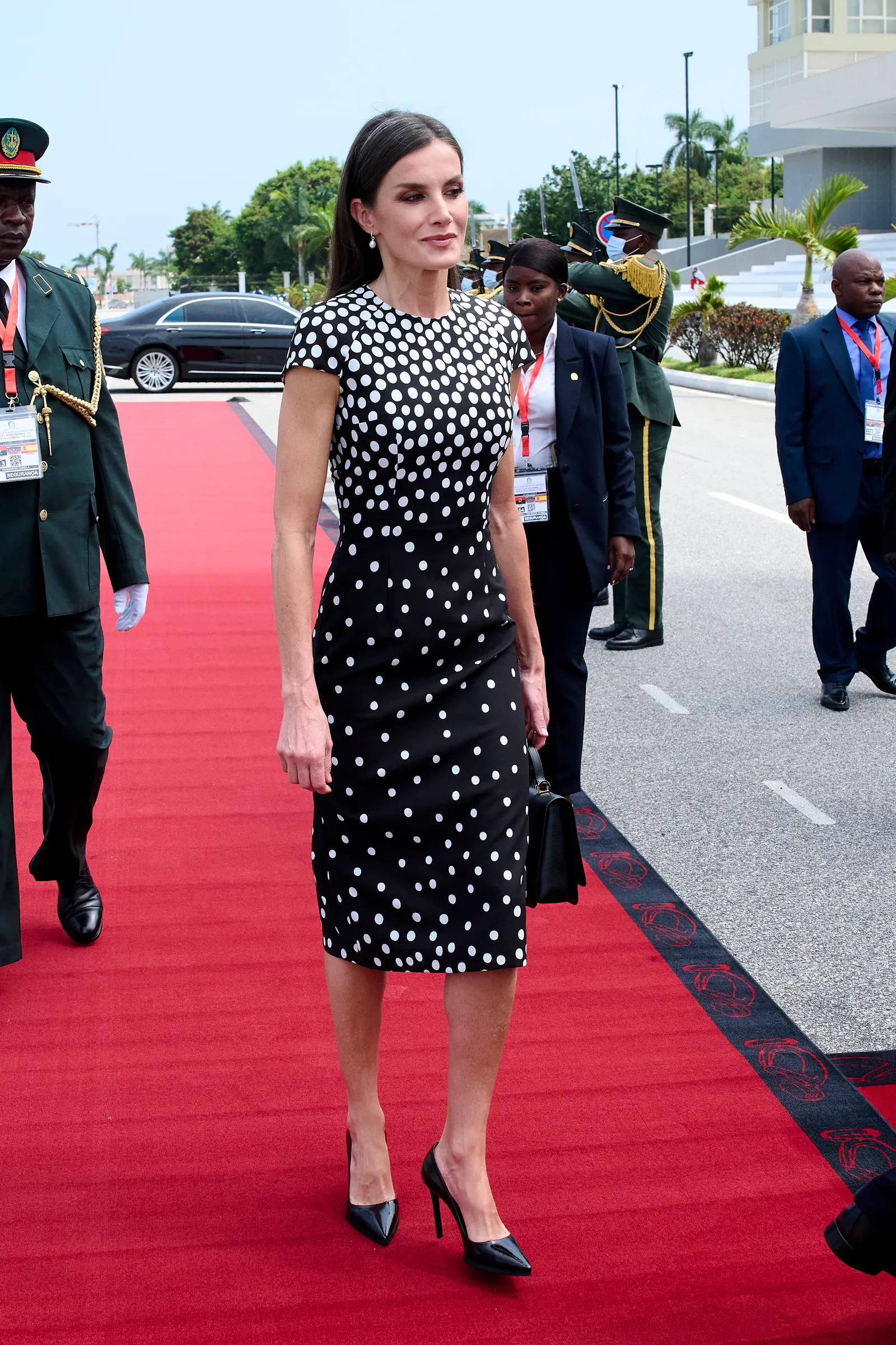 Koningin Letizia draagt zwarte jurk met polkadots