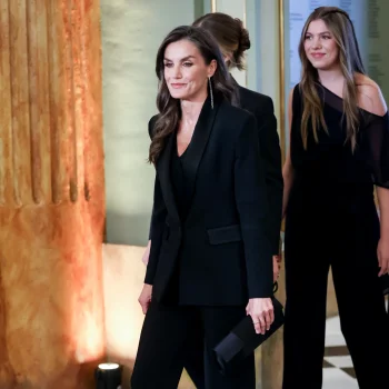 koningin-letizia-maakt-indruk-in-betaalbaar-zwart-pak-355937