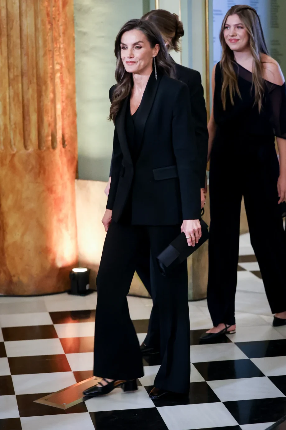 koningin-letizia-maakt-indruk-in-betaalbaar-zwart-pak-355937