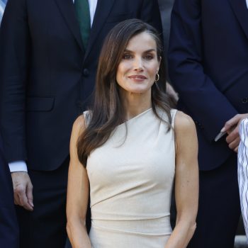 koningin-letizia-en-dochter-sofia-stralen-in-minimalistische-en-betaalbare-zomerjurken-354894